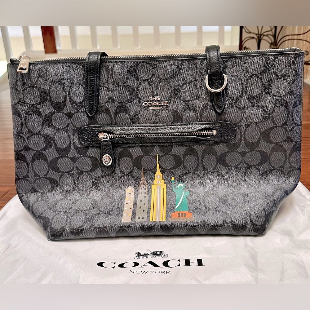 ~ LIMITED EDITION/COACH NY STORIES SKYLINE 🏙️ TATLOR TOTE
(FREE SHIPPING) 🌟✨💫